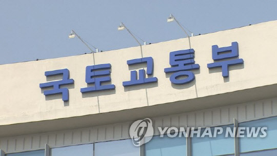 국토교통부가 28일 내년도 예산안을 올해보다 7.4% 늘린 42조7000억원으로 편성했다. 도시재생뉴딜사업과 주거복지관련 예산을 대폭 늘린 점이 특징이다. 사진은 국토부 전경<연합뉴스>